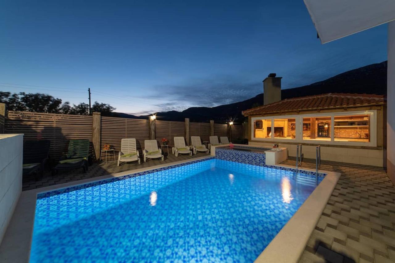Holiday Home Chester With Heated Pool Kastela Exterior photo