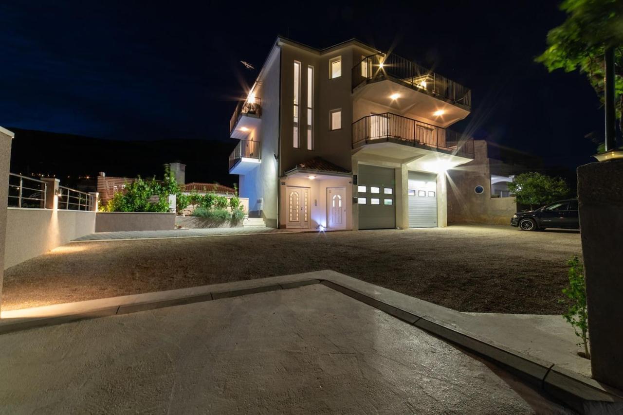 Holiday Home Chester With Heated Pool Kastela Exterior photo