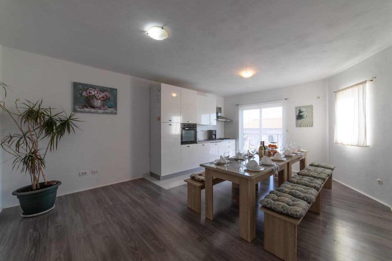 Holiday Home Chester With Heated Pool Kastela Exterior photo