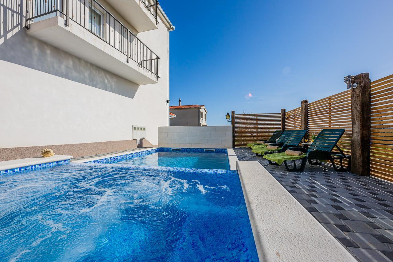 Holiday Home Chester With Heated Pool Kastela Exterior photo