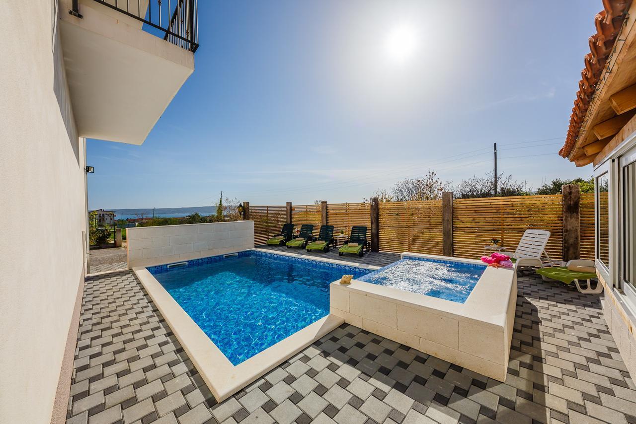 Holiday Home Chester With Heated Pool Kastela Exterior photo