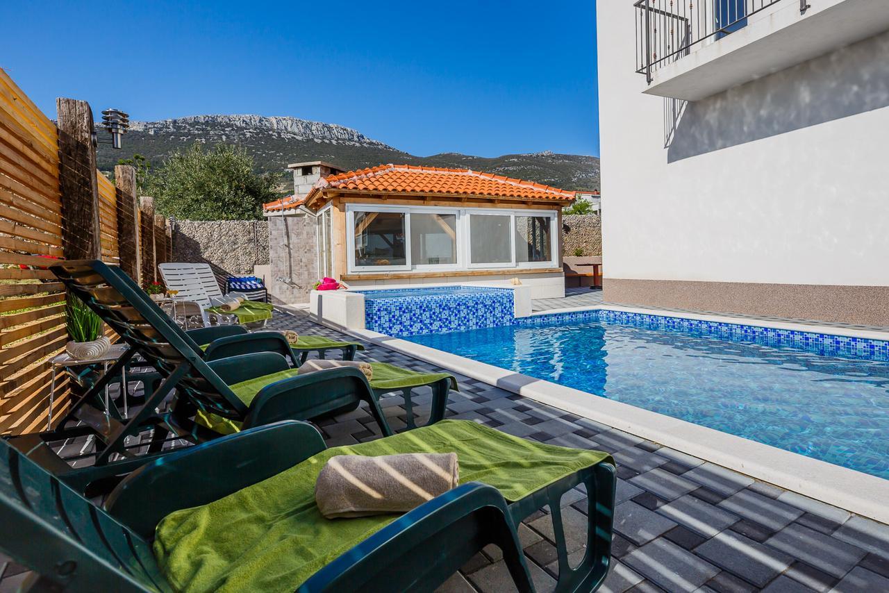 Holiday Home Chester With Heated Pool Kastela Exterior photo